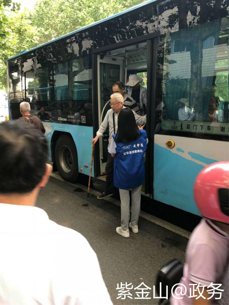 1529920357538226.jpg 孫女扶爺爺.jpg