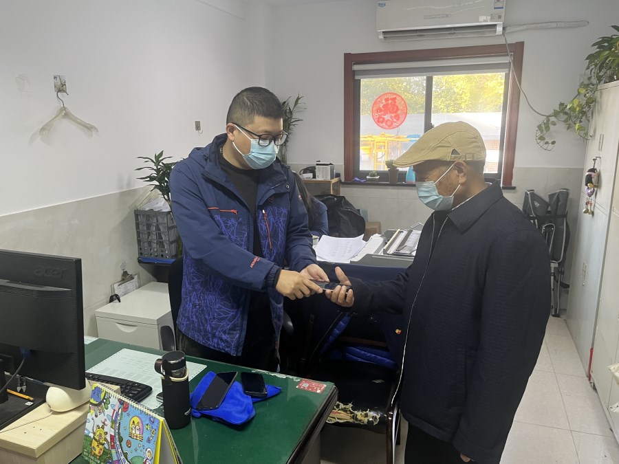 34路好司機(jī)拾金不昧獲表揚(yáng).jpg 34路好司機(jī)拾金不昧獲表揚(yáng).jpg