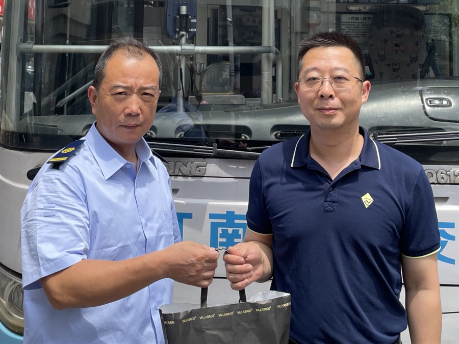 微信圖片_車隊(duì)工作人員將手提袋交給陳先生.jpg 微信圖片_車隊(duì)工作人員將手提袋交給陳先生.jpg