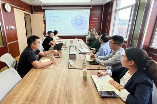 東汽新媒體工作室負責人閆杰介紹工作室情況及分享項目經(jīng)驗.jpg 東汽新媒體工作室負責人閆杰介紹工作室情況及分享項目經(jīng)驗.jpg