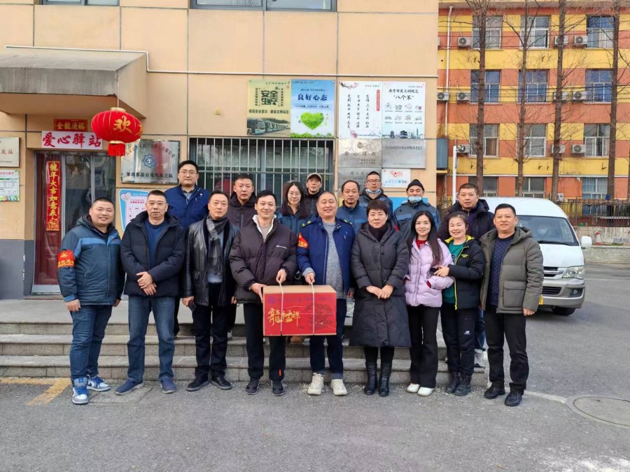 2.9領(lǐng)導(dǎo)班子給3隊(duì)送慰問(wèn)品.jpg 2.9領(lǐng)導(dǎo)班子給3隊(duì)送慰問(wèn)品.jpg