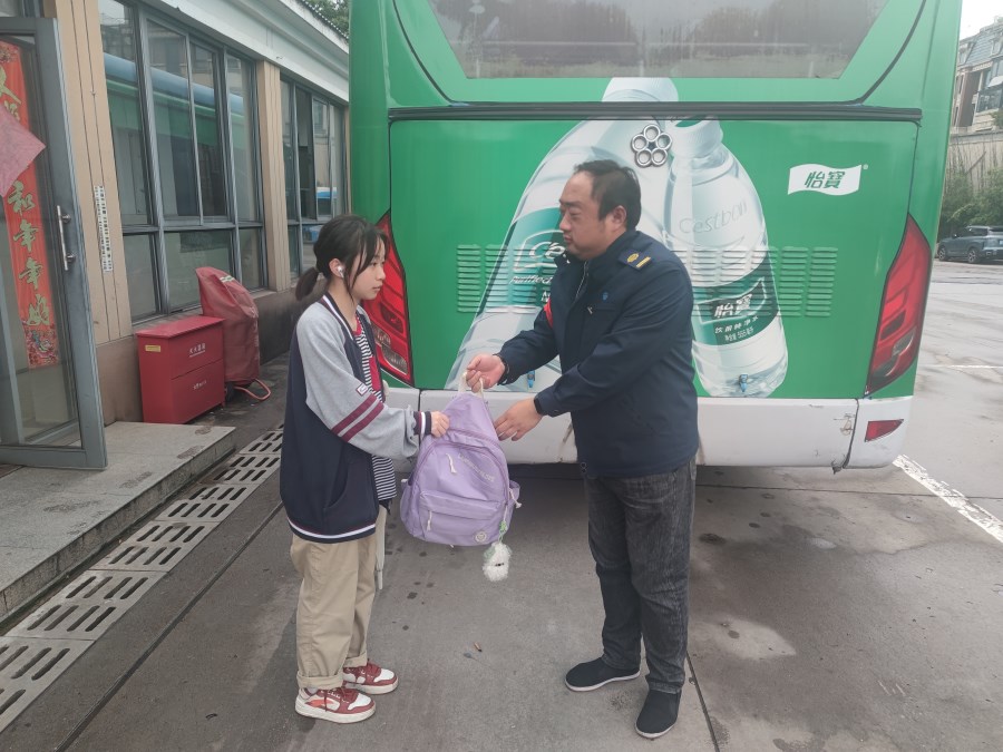 四隊(duì) 張寅 學(xué)生丟失書包 公交司機(jī)物歸原主.jpg 四隊(duì) 張寅 學(xué)生丟失書包 公交司機(jī)物歸原主.jpg